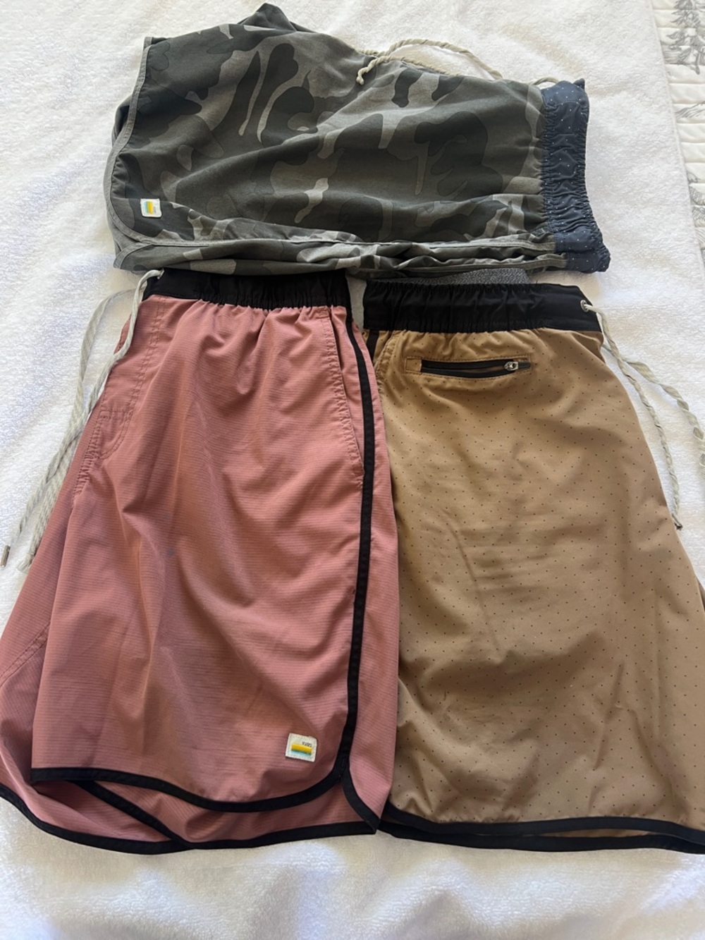 Bundle of 3 Vuori Banks 7’ shorts
Camo, khaki, pink